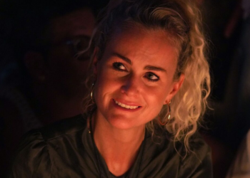 Cérémonie de clôture des JO de Paris 2024 : Laeticia Hallyday bouleversée par l’hommage à Johnny ! 11 Cérémonie de clôture des JO de Paris 2024 : Laeticia Hallyday bouleversée par l’hommage à Johnny ! Cérémonie de clôture des JO de Paris 2024 : Laeticia Hallyday bouleversée par l’hommage à Johnny !