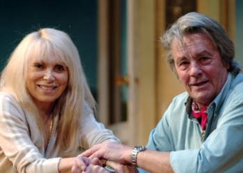 Alain Delon et Mireille Darc : ce caprice du couple qui avait fâché les voisins de leur somptueux hôtel particulier