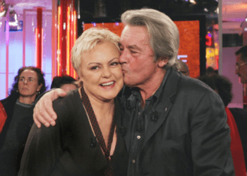 Mort d’Alain Delon : Muriel Robin en larmes dans sa Porsche à Douchy, sa femme Anne Le Nen impassible