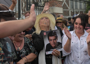 Alain-Fabien Delon : que sait-on de sa discrète petite amie, présente pour les obsèques d&rsquo;Alain Delon ?