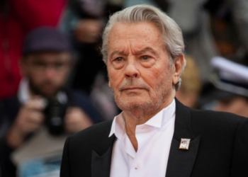 Obsèques d’Alain Delon : “pas un mot…”, les coulisses de son départ organisé par ses trois enfants 18 Obsèques d’Alain Delon : “pas un mot…”, les coulisses de son départ organisé par ses trois enfants Mort d’Alain Delon : “A la fois triste et…”, le bouleversant témoignage de cet ami intime et célèbre pas encore entendu
