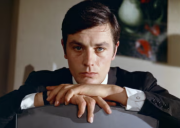 Mort d'Alain Delon : une actrice très connue venue se recueillir à Douchy apparaît en larmes 9 Mort d'Alain Delon : une actrice très connue venue se recueillir à Douchy apparaît en larmes Mort d’Alain Delon : “A la fois triste et…”, le bouleversant témoignage de cet ami intime et célèbre pas encore entendu