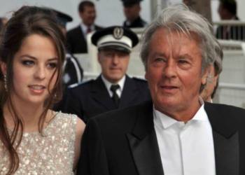 Mort d’Alain Delon : Anouchka sort du silence, ses mots crève coeur deux jours après ses obsèques 15 Mort d’Alain Delon : Anouchka sort du silence, ses mots crève coeur deux jours après ses obsèques Mort d’Alain Delon : Anouchka sort du silence, ses mots crève coeur deux jours après ses obsèques
