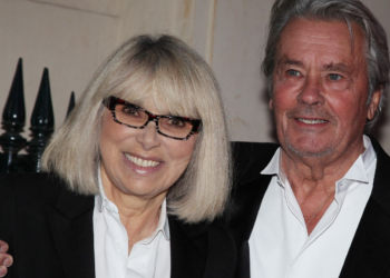 Alain Delon : cette phrase répétée par Mireille Darc qui disait tout de leur amour fulgurant 17 Alain Delon : cette phrase répétée par Mireille Darc qui disait tout de leur amour fulgurant Alain Delon : cette phrase répétée par Mireille Darc qui disait tout de leur amour fulgurant