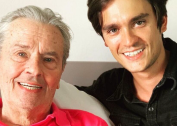 Alain Delon : son fils Alain-Fabien publie un message déchirant après ses obsèques, de nouvelles photos dévoilées 8 Alain Delon : son fils Alain-Fabien publie un message déchirant après ses obsèques, de nouvelles photos dévoilées Alain Delon : son fils Alain-Fabien publie un message déchirant après ses obsèques, de nouvelles photos dévoilées