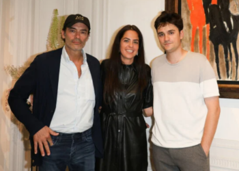 Obsèques d’Alain Delon : poème, notes, larmes… Révélations sur les discours de ses enfants 18 Obsèques d’Alain Delon : poème, notes, larmes… Révélations sur les discours de ses enfants Mort d’Alain Delon : cette petite phrase d’Anthony qui dit tout sur ses relations avec sa soeur Anouchka