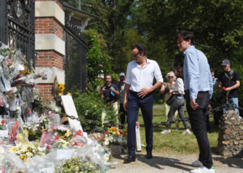 Obsèques d’Alain Delon : ce signe particulier qui s’est invité en pleine cérémonie à Douchy 2 Obsèques d’Alain Delon : ce signe particulier qui s’est invité en pleine cérémonie à Douchy Obsèques d’Alain Delon : ce signe particulier qui s’est invité en pleine cérémonie à Douchy