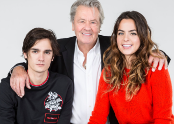 Alain Delon : la mort de l’acteur a rabiboché ses enfants et ce geste d’Alain-Fabien envers Anouchka le montre 1 Alain Delon : la mort de l’acteur a rabiboché ses enfants et ce geste d’Alain-Fabien envers Anouchka le montre Alain Delon : la mort de l’acteur a rabiboché ses enfants et ce geste d’Alain-Fabien envers Anouchka le montre