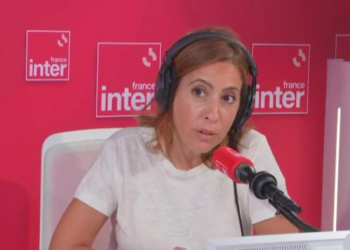 Léa Salamé "rouge écarlate" : un invité débarque "n-u" sur France inter, séquence cocasse 5 Léa Salamé "rouge écarlate" : un invité débarque "n-u" sur France inter, séquence cocasse Léa Salamé « rouge écarlate » : un invité débarque « n-u » sur France inter, séquence cocasse