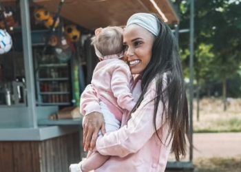 Capucine Anav maman : elle partage une rare photo de sa fille Lola, qui a bien grandi !