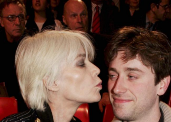 “Je meurs” : Francoise Hardy, ce dernier sms qu’elle a envoyé à son fils Thomas Dutronc 13 “Je meurs” : Francoise Hardy, ce dernier sms qu’elle a envoyé à son fils Thomas Dutronc “Je meurs” : Francoise Hardy, ce dernier sms qu’elle a envoyé à son fils Thomas Dutronc