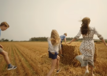 Kate Middleton annonce la fin de sa chimiothérapie : avez-vous remarqué l'inscription sur le collier qu'elle porte dans la vidéo ? 4 Kate Middleton annonce la fin de sa chimiothérapie : avez-vous remarqué l'inscription sur le collier qu'elle porte dans la vidéo ? Non, Kate Middleton n’est pas encore en rémission de son cancer : importante mise au point après son annonce
