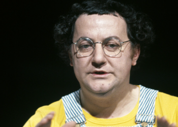 Coluche tyrannique ? Une célèbre actrice ne fait pas dans la dentelle au sujet de l’humoriste disparu