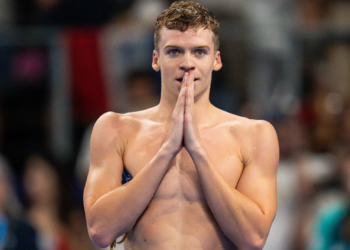 Léon Marchand : "Il faut le montrer !", cette star française qui l'a poussé à faire tomber le haut face aux fans 15 Léon Marchand : "Il faut le montrer !", cette star française qui l'a poussé à faire tomber le haut face aux fans Léon Marchand : « Il faut le montrer ! », cette star française qui l’a poussé à faire tomber le haut face aux fans