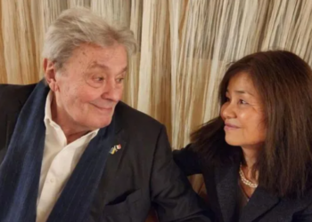 Alain Delon : une lettre lapidaire contre Hiromi Rollin dévoilée 8 Alain Delon : une lettre lapidaire contre Hiromi Rollin dévoilée Mort d’Alain Delon : “coléreux et violent…”, Hiromi Rollin lâche à demi-mot de graves accusations