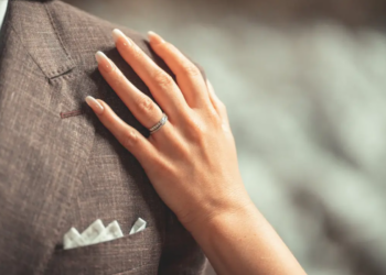 Mariage : pourquoi porte-t-on l'alliance à l'annulaire gauche ? 14 Mariage : pourquoi porte-t-on l'alliance à l'annulaire gauche ? Mariage : pourquoi porte-t-on l’alliance à l’annulaire gauche ?