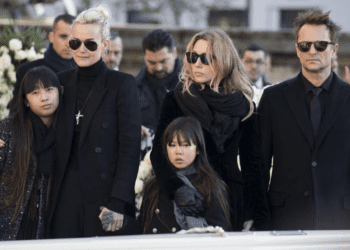 Johnny Hallyday : David, Laeticia, Jade et Joy bientôt réunis ? Ces retrouvailles que plus personne n’attendait 9 Johnny Hallyday : David, Laeticia, Jade et Joy bientôt réunis ? Ces retrouvailles que plus personne n’attendait Johnny Hallyday : David, Laeticia, Jade et Joy bientôt réunis ? Ces retrouvailles que plus personne n’attendait