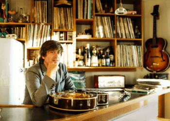 Thomas Dutronc : son appartement bohème et nickel chrome dans un quartier chic du centre de Paris 1 Thomas Dutronc : son appartement bohème et nickel chrome dans un quartier chic du centre de Paris Thomas Dutronc : son appartement bohème et nickel chrome dans un quartier chic du centre de Paris