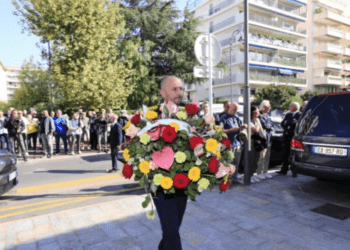 Obsèques de Didier Roustan : sa compagne, son ex-femme et ses enfants unis dans le chagrin 18 Obsèques de Didier Roustan : sa compagne, son ex-femme et ses enfants unis dans le chagrin Obsèques de Didier Roustan : sa compagne, son ex-femme et ses enfants unis dans le chagrin