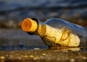 Normandie : découverte d’un message vieux de 200 ans dissimulé dans une fiole, voici ce qu’il est écrit 10 Normandie : découverte d’un message vieux de 200 ans dissimulé dans une fiole, voici ce qu’il est écrit Normandie : découverte d’un message vieux de 200 ans dissimulé dans une fiole, voici ce qu’il est écrit