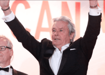 "30.000 € en liquide" : pour Alain Delon, son garde du corps a franchi allègrement les limites de la légalité 4 "30.000 € en liquide" : pour Alain Delon, son garde du corps a franchi allègrement les limites de la légalité « 30.000 € en liquide » : pour Alain Delon, son garde du corps a franchi allègrement les limites de la légalité