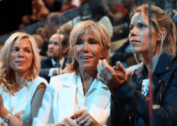 Brigitte Macron, sa fille Laurence victime d’une mésaventure sur la route : “La loose” 16 Brigitte Macron, sa fille Laurence victime d’une mésaventure sur la route : “La loose” Brigitte Macron, sa fille Laurence victime d’une mésaventure sur la route : “La loose”