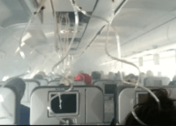 Un avion atterrit en urgence suite à une répugnante découverte dans le plateau repas d’un passager 6 Un avion atterrit en urgence suite à une répugnante découverte dans le plateau repas d’un passager Un avion atterrit en urgence suite à une répugnante découverte dans le plateau repas d’un passager