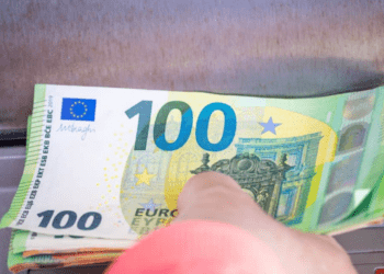 Argent liquide : quel est le montant maximum pour un dépôt d’espèces à la banque ?