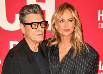 "Il embrasse tout le monde en ce moment" : Florent Pagny se moque du baiser de Marc Lavoine et Adriana Karembeu 18 "Il embrasse tout le monde en ce moment" : Florent Pagny se moque du baiser de Marc Lavoine et Adriana Karembeu « Il embrasse tout le monde en ce moment » : Florent Pagny se moque du baiser de Marc Lavoine et Adriana Karembeu