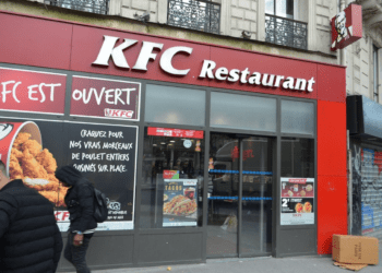 «Notre vie est devenue un enfer» : le ras-le-bol de ces habitants installés au-dessus d’un KFC parisien