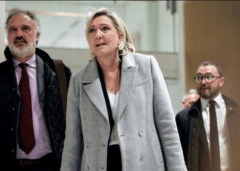 "Tiens, à gauche…" : au tribunal, la remarque de Marine Le Pen aux journalistes n’est pas passée inaperçue 17 "Tiens, à gauche…" : au tribunal, la remarque de Marine Le Pen aux journalistes n’est pas passée inaperçue « Tiens, à gauche… » : au tribunal, la remarque de Marine Le Pen aux journalistes n’est pas passée inaperçue