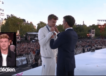 Léon Marchand : ce réflexe très malvenu qu’il n’a pas pu contenir lors de sa rencontre avec Emmanuel Macron 5 Léon Marchand : ce réflexe très malvenu qu’il n’a pas pu contenir lors de sa rencontre avec Emmanuel Macron Léon Marchand : ce réflexe très malvenu qu’il n’a pas pu contenir lors de sa rencontre avec Emmanuel Macron