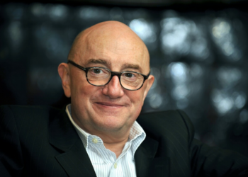 Obsèques de Michel Blanc : digne avec ses lunettes noires, la bouleversante apparition de sa compagne 16 Obsèques de Michel Blanc : digne avec ses lunettes noires, la bouleversante apparition de sa compagne Obsèques de Michel Blanc : digne avec ses lunettes noires, la bouleversante apparition de sa compagne