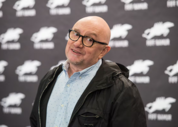 Obsèques de Michel Blanc : “jetés sur le corbillard”, la police obligée d’intervenir avant la cérémonie 6 Obsèques de Michel Blanc : “jetés sur le corbillard”, la police obligée d’intervenir avant la cérémonie Obsèques de Michel Blanc : “jetés sur le corbillard”, la police obligée d’intervenir avant la cérémonie