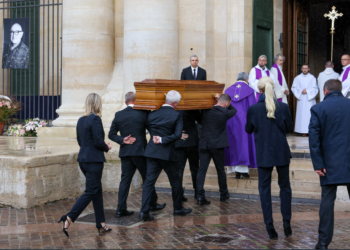 Obsèques de Michel Blanc : “ça ne lui ressemblait pas du tout”, la cérémonie ratée ? Martin Lamotte jette un froid 1 Obsèques de Michel Blanc : “ça ne lui ressemblait pas du tout”, la cérémonie ratée ? Martin Lamotte jette un froid Obsèques de Michel Blanc : “ça ne lui ressemblait pas du tout”, la cérémonie ratée ? Martin Lamotte jette un froid