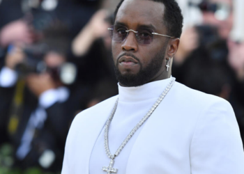 P. Diddy : fourrure, bas résille et talons hauts… à 84 ans, sa mère fait sensation au tribunal (Photos) 18 P. Diddy : fourrure, bas résille et talons hauts… à 84 ans, sa mère fait sensation au tribunal (Photos) P. Diddy : fourrure, bas résille et talons hauts… à 84 ans, sa mère fait sensation au tribunal (Photos)