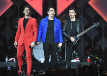 Nick Jonas visé en plein concert ? Le Jonas Brother quitte la scène en panique dans une vidéo glaçante 9 Nick Jonas visé en plein concert ? Le Jonas Brother quitte la scène en panique dans une vidéo glaçante Nick Jonas visé en plein concert ? Le Jonas Brother quitte la scène en panique dans une vidéo glaçante