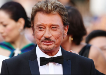 Johnny Hallyday : même ses amis Jean Reno et Franck Dubosc partagent l’avis de tous sur cet hommage raté