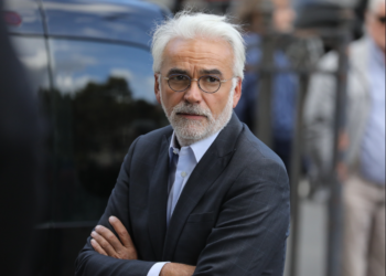 “Mourir de faim ou de soif” : Pascal Praud déchirant après la mort de son père, cette lourde décision prise 15 “Mourir de faim ou de soif” : Pascal Praud déchirant après la mort de son père, cette lourde décision prise “Mourir de faim ou de soif” : Pascal Praud déchirant après la mort de son père, cette lourde décision prise
