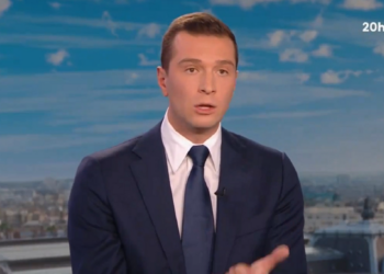 Jordan Bardella attaqué sur son livre-confidences : il tape du poing sur la table ! 5 Jordan Bardella attaqué sur son livre-confidences : il tape du poing sur la table ! Jordan Bardella attaqué sur son livre-confidences : il tape du poing sur la table !