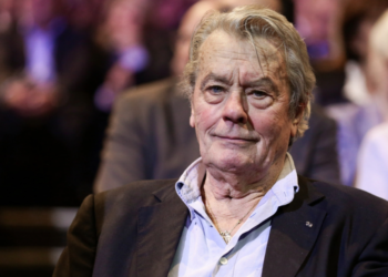 « C’est fou » : la voix d’Alain Delon surgit de façon surréaliste sur plateau de Jordan De Luxe