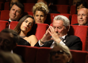 Anouchka Delon sort du silence et dévoile l’épitaphe inscrite sur la tombe de son père