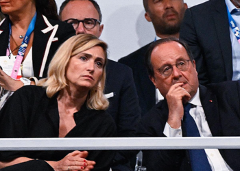 François Hollande “très en colère” : ce couac de Julie Gayet qu’il a eu du mal à supporter 10 François Hollande “très en colère” : ce couac de Julie Gayet qu’il a eu du mal à supporter François Hollande “très en colère” : ce couac de Julie Gayet qu’il a eu du mal à supporter