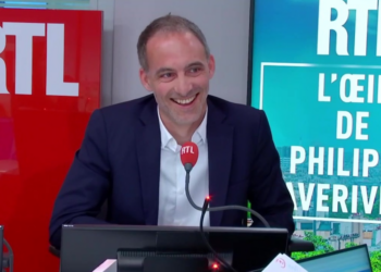 "Là vous allez loin" : Raphaël Glucksmann prend l’antenne de RTL en otage après une blague sur Léa Salamé 15 "Là vous allez loin" : Raphaël Glucksmann prend l’antenne de RTL en otage après une blague sur Léa Salamé « Là vous allez loin » : Raphaël Glucksmann prend l’antenne de RTL en otage après une blague sur Léa Salamé