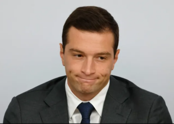 Son enfance, son prénom, ses relations avec Macron... Des extraits du livre de Bardella dévoilés 1 Son enfance, son prénom, ses relations avec Macron... Des extraits du livre de Bardella dévoilés Son enfance, son prénom, ses relations avec Macron… Des extraits du livre de Bardella dévoilés