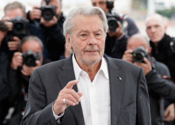 « Ça me ferait chier de mourir un… » : Alain Delon filmé peu avant son décès, cette vidéo rare et bouleversante publiée par son fils