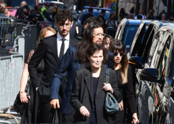 "Ils attendaient qu’il soit bourré pour…" : le comportement immonde de l’entourage de Serge Gainsbourg avec sa dernière compagne 14 "Ils attendaient qu’il soit bourré pour…" : le comportement immonde de l’entourage de Serge Gainsbourg avec sa dernière compagne « Ils attendaient qu’il soit bourré pour… » : le comportement immonde de l’entourage de Serge Gainsbourg avec sa dernière compagne