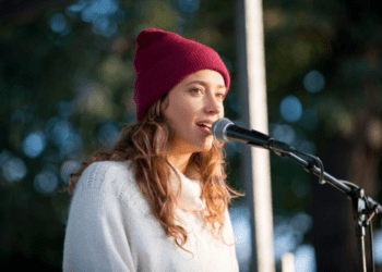 La surfeuse et chanteuse Justine Mauvin entre la vie et la mort : son “pronostic vital engagé” après un accident de la route