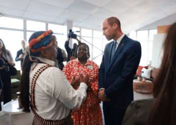 William sans Kate : le prince prend la pose avec une autre femme à des milliers de kilomètres de son épouse