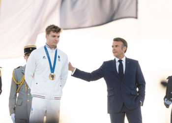 Léon Marchand dépité : cette promesse d’Emmanuel Macron non tenue le fait rire jaune